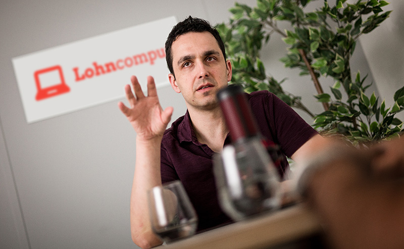 [Translate to Espanol:] Yanis Bachammar im Gespräch