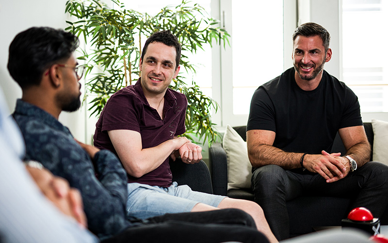 [Translate to Espanol:] Team-Meeting in der Einwanderungsagentur lohncomputer